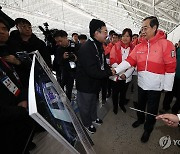 악수하는 한덕수 총리와 양정웅 총감독