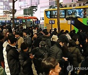 힘든 퇴근길... '내 버스는 언제 오나'