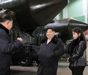 김정은, 딸 주애와 ICBM ‘화성-18형’ 발사대 차량 공장 시찰