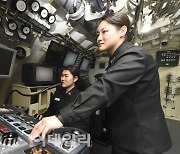 軍에 더이상 '금녀'의 영역 없다…해군 첫 여군 잠수함 승조원 탄생