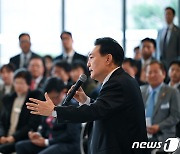 윤 대통령 "R&D 예산 정부에 맡기고 최고 향해 마음껏 도전하길"