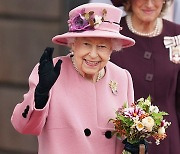 “난 아직 젊어” 올해의 노인상 거절한 95세 英여왕