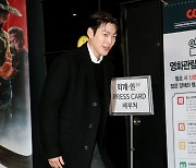 [포토] 김우빈, '입장부터 몸에 벤 인사'