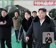 김정은, ICBM 발사대 공장 시찰…경의선 육로에 지뢰 매설