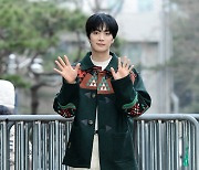 [포토] 김종현, '부드러운 손인사~'