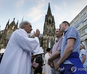 동성 커플 축복한 교황…"동성애 지지는 아니다"