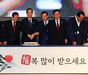 경우회 신년인사회 축하 떡 자르는 한덕수 총리