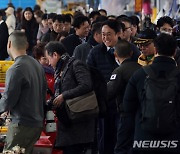 부산 자갈치시장 방문한 강도형 해수부 장관