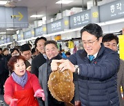 부산 자갈치시장 방문한 강도형 해수부 장관