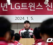 '디펜딩 챔피언' LG 캡틴 오지환, '2024년 향한 뜨거운 각오' [사진]