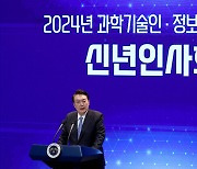 [속보] 尹 “AI·첨단 바이오·양자 투자 강화... R&D 예산·세제 패키지로 지원”