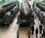 김정은, 신형 고체연료 ICBM ‘화성-18형’ 발사대 차량 공장 시찰