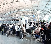 이용객들로 붐비는 공항