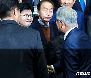 악수하는 문재인 전 대통령·한동훈 비대위원장