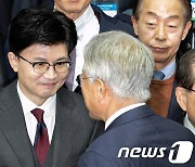 악수 나누며 인사하는 문재인 전 대통령과 한동훈 비대위원장