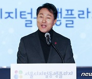 오세훈, 명동입구 버스정류소 현장 점검… "시민 의견 청취, 보완책 마련"