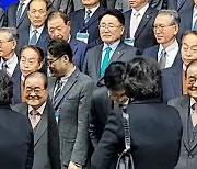 정중하게 인사한 한동훈, 김정숙은 쳐다보곤…