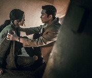 [TV톡] '경성크리처' 시즌1 엔딩에 '호재' 등장... "너무 좋다" VS "여전히 노잼" 어느쪽?