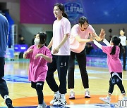 [JB포토] WKBL 걸즈 페스티벌, 박지수 '아이와 하이파이브'