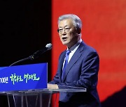 文, 尹정부 겨냥 "세상 거꾸로 간다, DJ에 부끄럽다"