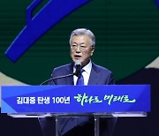 문재인, 한동훈 만나서 尹정부 직격 "적대 보복 정치, 편협한 이념 정치"