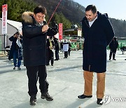 산천어낚시 시범 보이는 최문순 화천군수