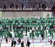 산천어축제장서 겨울추억 만드는 관광객