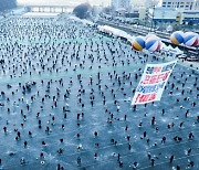 "겨울이 좋다" 화천산천어축제 개막…첫날 10만명 운집(종합)