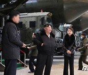 ICBM 발사대 공장에 김정은과 나타난 김주애[노동신문 사진]