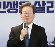 '피습' 이재명, 당분간 접견 안해…"당무 복귀는 근거없는 추정"