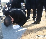 나병식 묘소 찾은 이낙연 전 대표