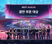 'BTS 독식' 골든디스크 대상, 세븐틴이 품었다 '新음반킹’