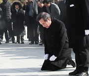 무릎 꿇은 이낙연 “빚 갚겠다”… 5·18묘지 참배 [포착]