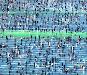 [포토] “잡았다”… 화천산천어축제 구름인파