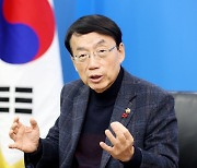 "5·18 북한이 주도" 신문 배포한 인천시의회 의장 징계 받나