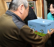 취약계층 따뜻한 월동 위해… 방한용품 든 ‘행복상자’ 선물