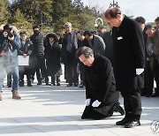 무릎 꿇고 참배하는 이낙연 전 대표