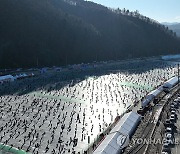 화천 산천어축제 이틀째…관광객 '북적'