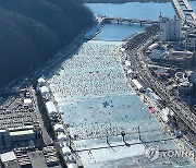 화천 산천어축제 이틀째…관광객 '북적'