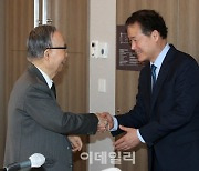 [포토]손재식 전 장관과 인사 나누느 김영호 통일부 장관