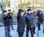 겨울 방학 기간 사회정치 활동 중인 북한 청년대학생들