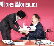 '민주 5선' 이상민, 붉은 넥타이 매고 국힘 품에…"총선서 1당 돼야"