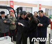 北 김정은 딸 주애, 경제시찰까지 동행…올해 활동 '광폭 증가' 예상도