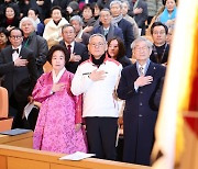 국기에 대한 경례하는 유인촌 장관