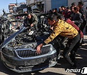 [포토] 가자지구 언론인 탄 차량, 이스라엘 공습에 초토화