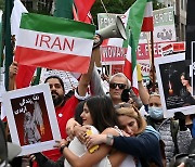 이란 ‘히잡 시위’ 지방 확산... 반정부세력, 경찰서 습격 19명 숨져
