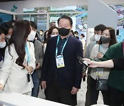 최태원, 글로벌 파트너십 강화 위해 '광폭 행보'[CES 2024]