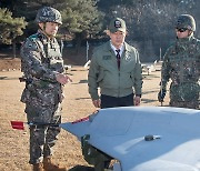 드론작전사령부 찾은 신원식 장관 "드론 공격작전 수행능력 높여야"