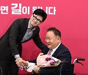 ‘국민의힘 입당’ 이상민 “가문의 영광”…세 번째 당적 바꾸기