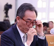 안경 고쳐 쓰는 조태열 외교장관 후보자